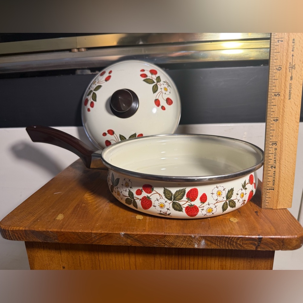 Strawberries n’ Cream - Cream Strawberry-Print Covered Saucepan - Home Kitchen - Picture 5 of 8